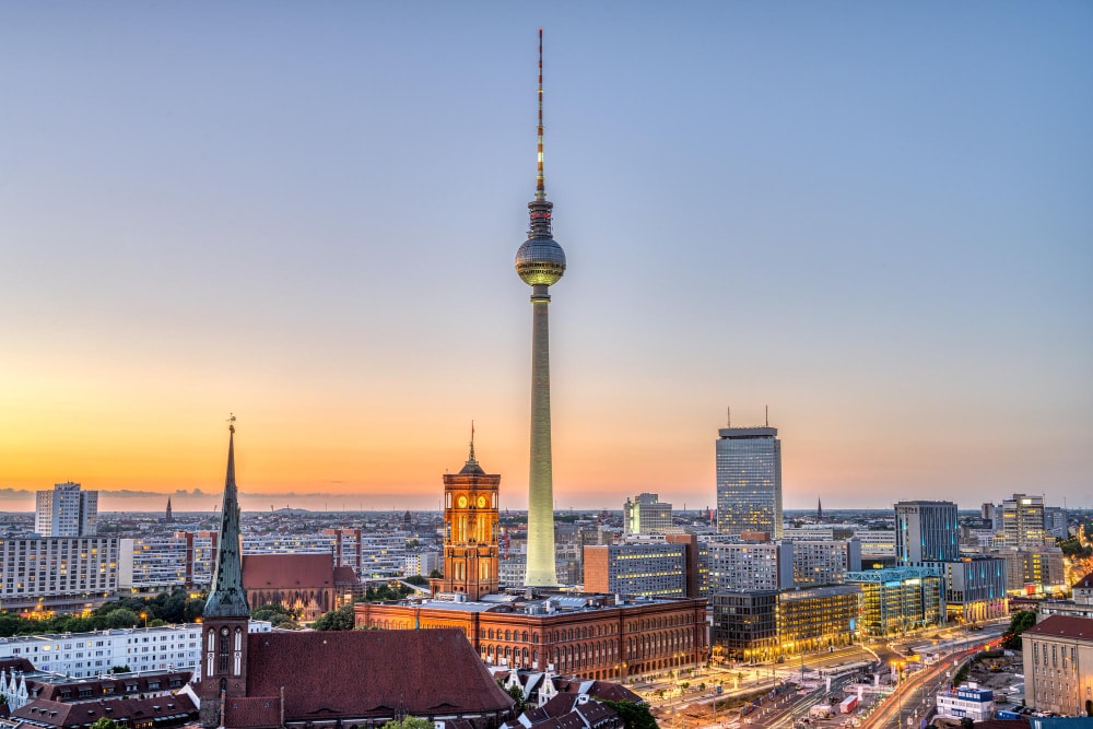 Fernsehturm und Rotes Rathaus in Berlin bei Sonnenuntergang