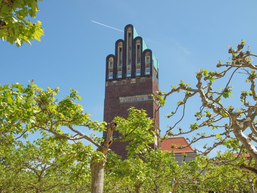 Hochzeitsturm auf der Mathildenhöhe in Darmstadt zwischen Platanen