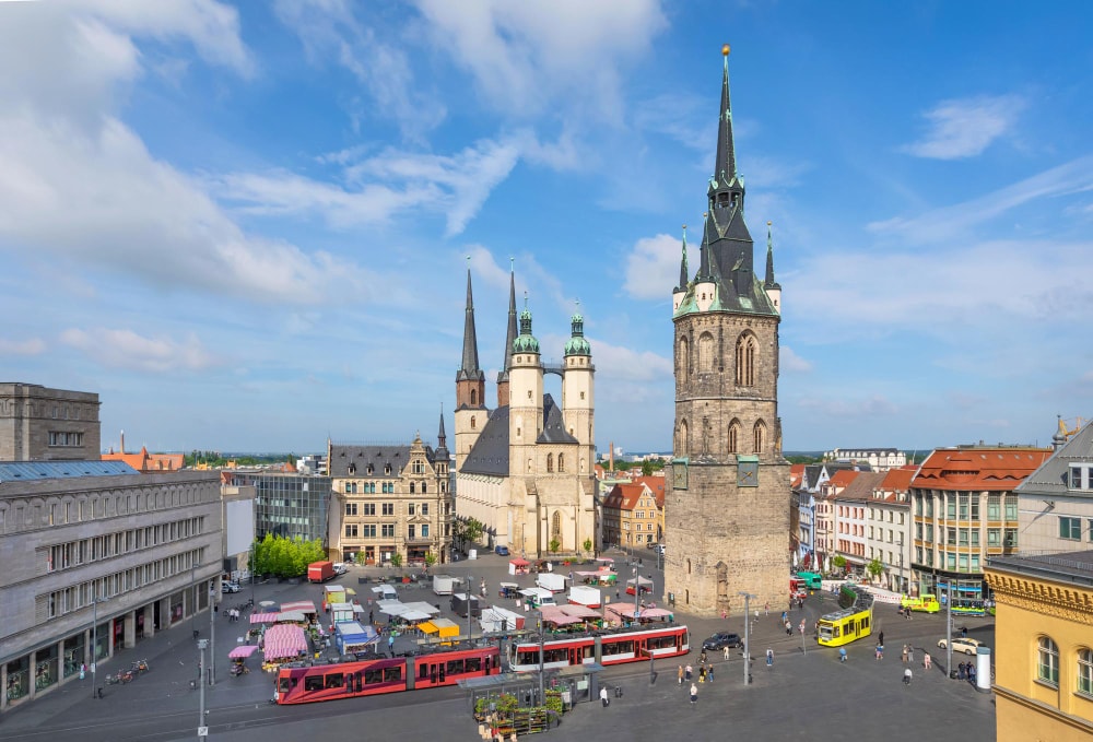 Marktplatz von Halle (Saale) mit Rotem Turm und Marktkirche