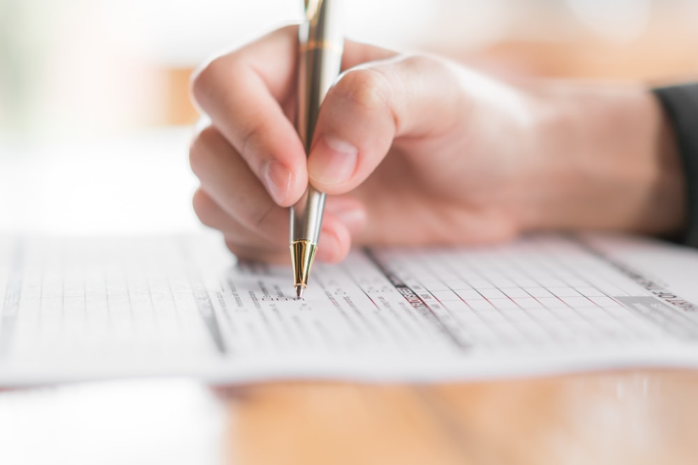 Konzentriert mit Stift und Papier üben, ohne Hilfsmittel